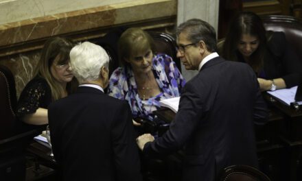 Con la complicidad de la UCR, el Gobierno bloqueó la creación de la comisión investigadora del criptogate | Por un voto, el Senado rechazó la iniciativa por la megaestafa del Presidente