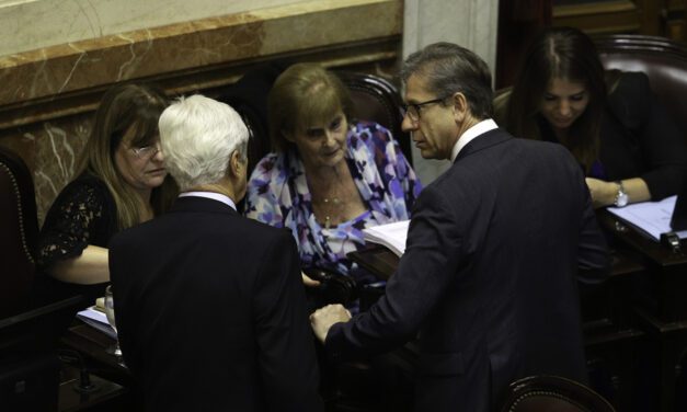 Con la complicidad de la UCR, el Gobierno bloqueó la creación de la comisión investigadora del criptogate | Por un voto, el Senado rechazó la iniciativa por la megaestafa del Presidente