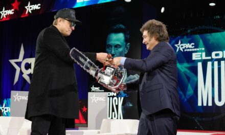 Milei se reunió con su ídolo Elon Musk y le regaló una motosierra | En la primera parada de su noveno paseo por Estados Unidos