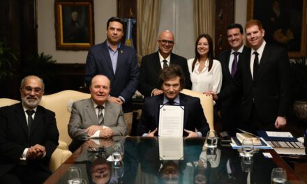 «Economista del Año»: el nuevo premio flojo de papeles que recibió Milei | Mientras lo investigan por el criptogate