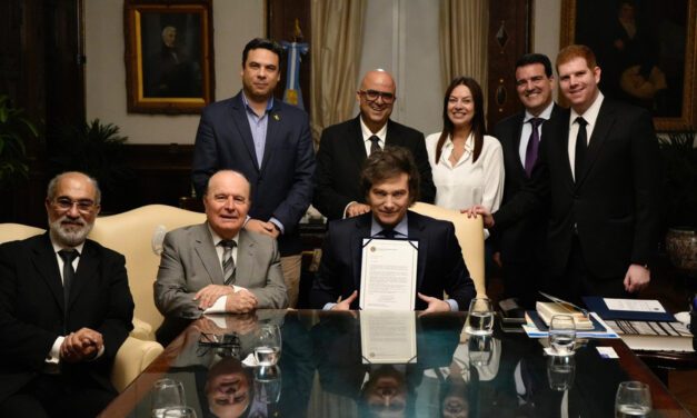 «Economista del Año»: el nuevo premio flojo de papeles que recibió Milei | Mientras lo investigan por el criptogate