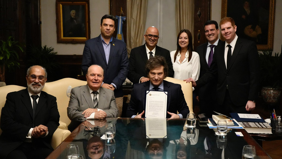 «Economista del Año»: el nuevo premio flojo de papeles que recibió Milei | Mientras lo investigan por el criptogate