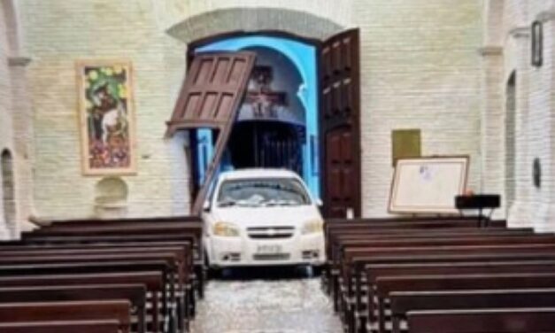 se descompuso al volante e incrustó su auto contra una iglesia