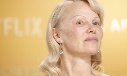 así se muestra Pamela Anderson a sus 57 años