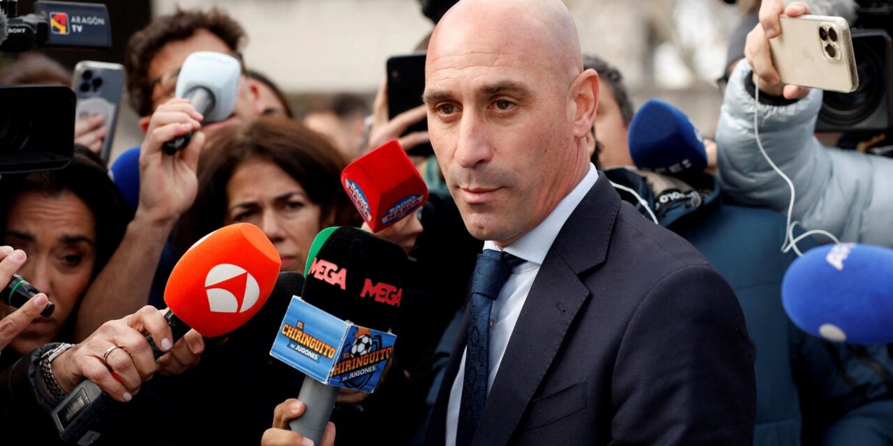 Luis Rubiales condenado a pagar una multa de 10 mil dólares por su beso a Jenni Hermoso, no podrá acercarse a ella durante un año
