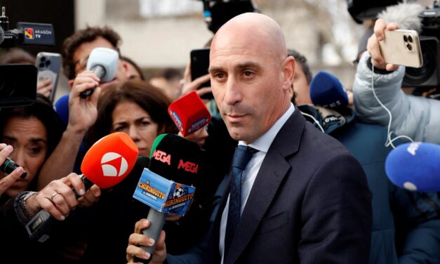 Luis Rubiales condenado a pagar una multa de 10 mil dólares por su beso a Jenni Hermoso, no podrá acercarse a ella durante un año