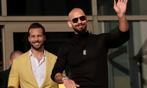 El polémico influencer Andrew Tate dejó Rumania dos años después de su arresto por explotación sexual