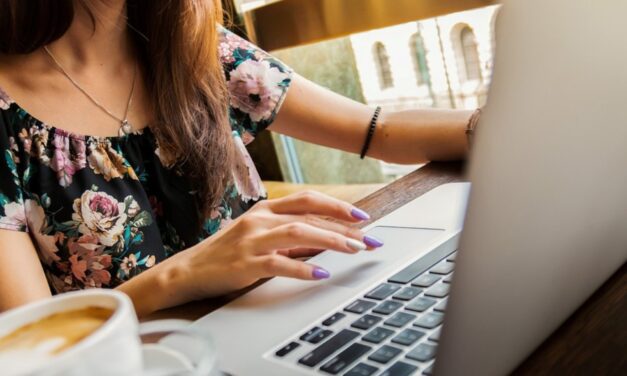 Cinco ejercicios sencillos que podés hacer para mejorar la postura sentado en una silla