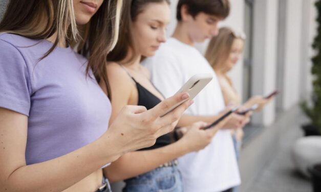 En España recomiendan «exposición cero» a las pantallas hasta los 6 años y teléfonos sin internet hasta los 16