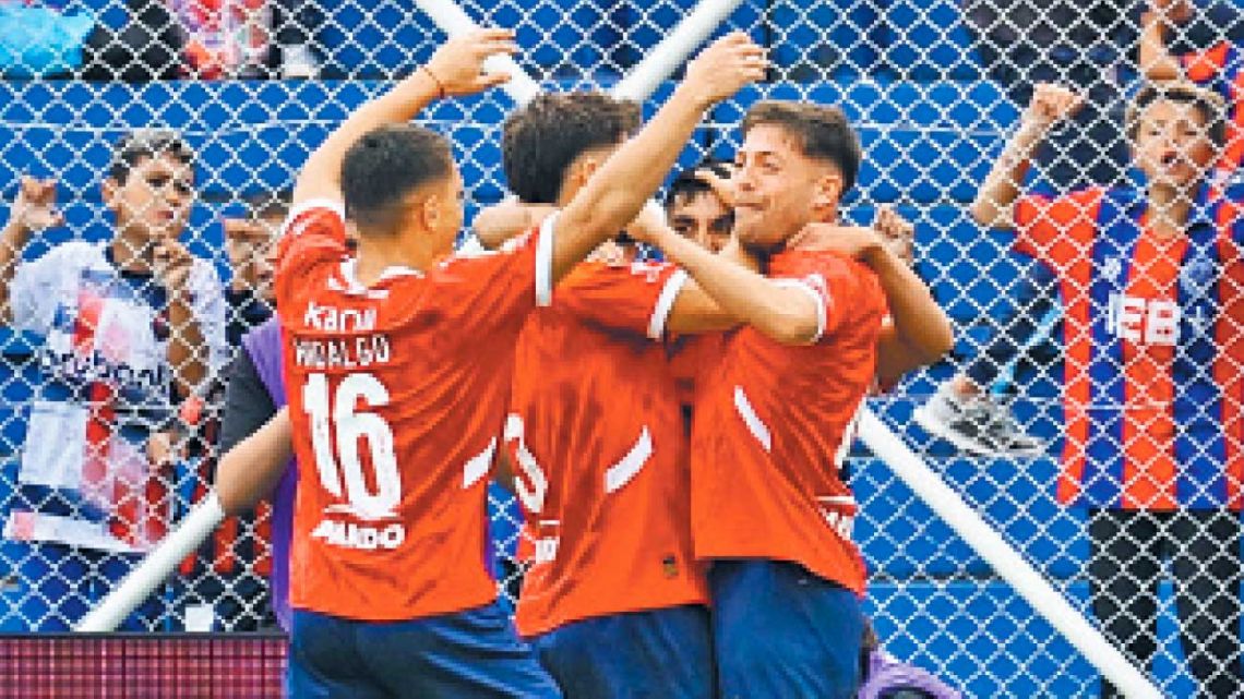 En un partido intenso, Independiente le ganó a San Lorenzo y sigue puntero