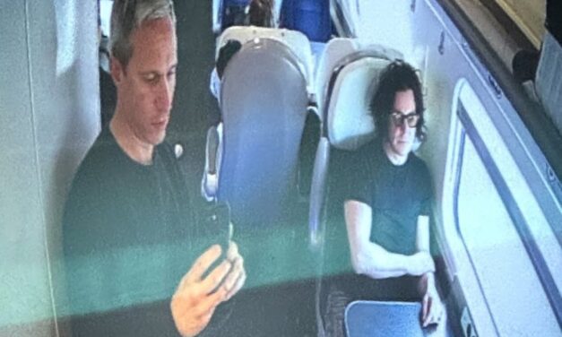 Cómo Jack White pasó desapercibido en un tren y sorprendió a sus fans