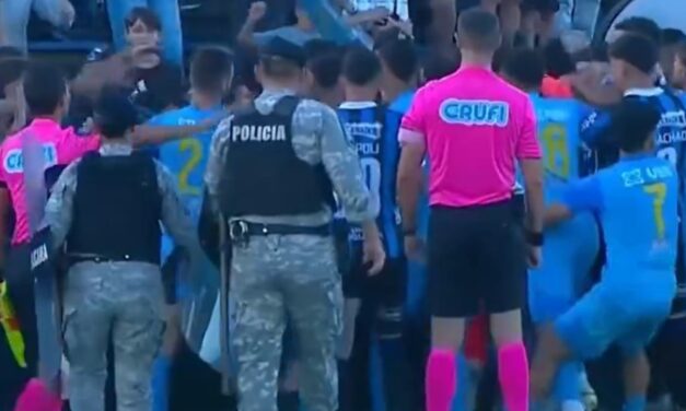 la pela entre los jugadores de Liverpool y Montevideo City Torque que terminó con cinco expulsados