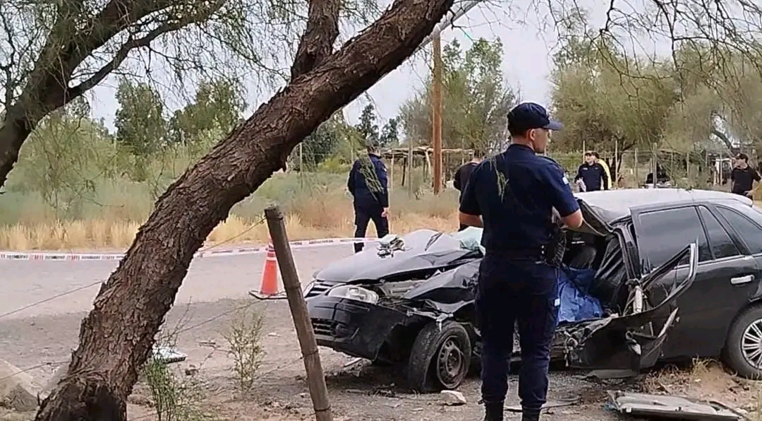 Tragedia en Ruta 20: Una Mujer Fallecida y Otra con Graves Heridas tras un Impacto Contra un Poste