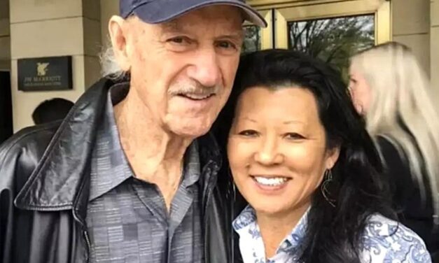 El médico de su esposa afirma que lo llamó después de la fecha de su muerte