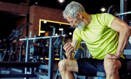 ¿Levantar pesas puede reducir la edad biológica? Los sorprendentes resultados de este estudio