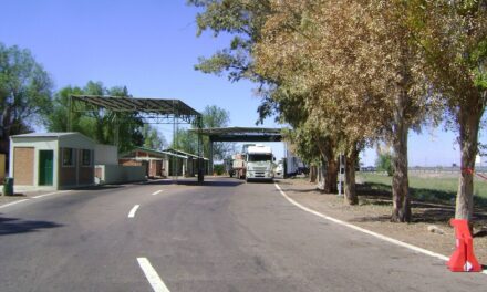 URGENTE: Accidente en ruta 20 un auto impactó contra un camión y derramó gasoil en la ruta