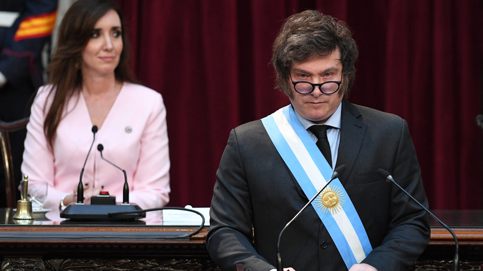 Entre ausencias y bombas de humo
