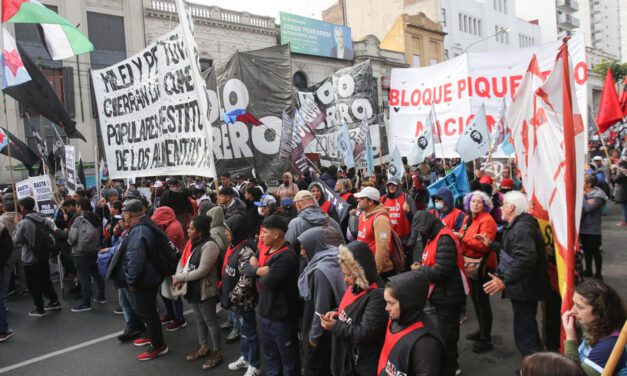 Una cautelar que impide quitar planes sociales por protestar contra el Gobierno | El fin de la amenaza de que «el que corta no cobra» 