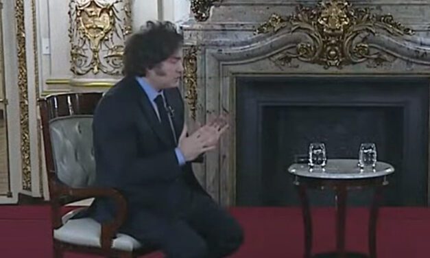 Una autodefensa muy floja de papeles | Milei dijo que las coimas detrás del criptogate son «un chisme de peluquería»