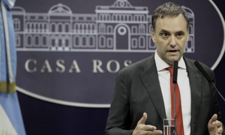 El Gobierno implementará medidas para restringir la libertad de prensa en Casa Rosada | Un botón para silenciar y un show para expulsar periodistas 