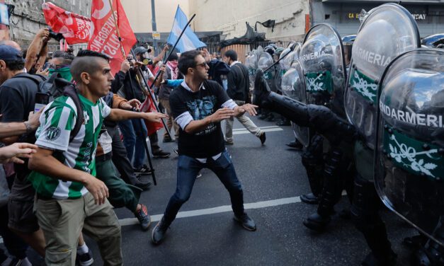 La marcha de los jubilados con los hinchas: represión, palos y gases | La protesta en el Congreso, minuto a minuto
