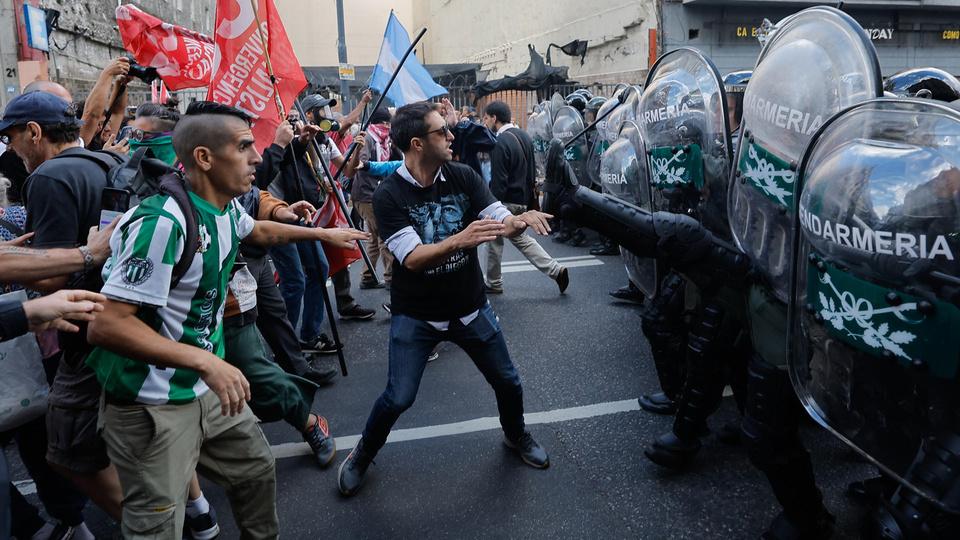 La marcha de los jubilados con los hinchas: represión, palos y gases | La protesta en el Congreso, minuto a minuto