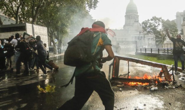Así fue el momento en que el cartucho de gas impactó en la cabeza del fotoperiodista Pablo Grillo