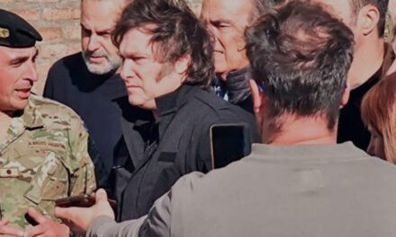 Milei en Bahía Blanca: Viaje relámpago, chicanas políticas y ningún contacto con los vecinos | El Presidente fue recibido con insultos