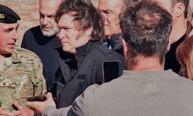 Milei en Bahía Blanca: Viaje relámpago, chicanas políticas y ningún contacto con los vecinos | El Presidente fue recibido con insultos