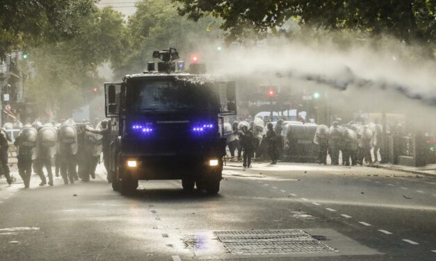 «Buscan disciplinar y desmovilizar» | Se suman los repudios a la represión frente al Congreso 