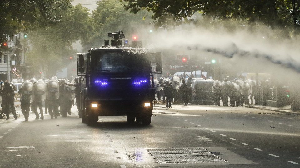 «Buscan disciplinar y desmovilizar» | Se suman los repudios a la represión frente al Congreso 