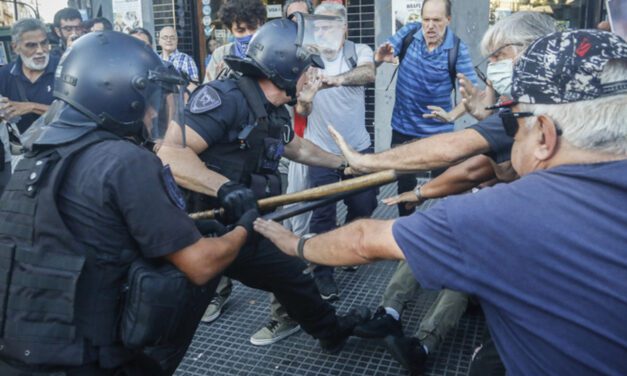 El Gobierno les prohibió el ingreso a  estadios de fútbol a 26 personas que participaron en la marcha de los jubilados