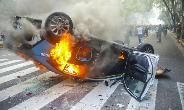 La jueza ordenó dos detenciones por el incendio del insólito patrullero abandonado | La justicia rechaza por ahora la idea del «Golpe de Estado»