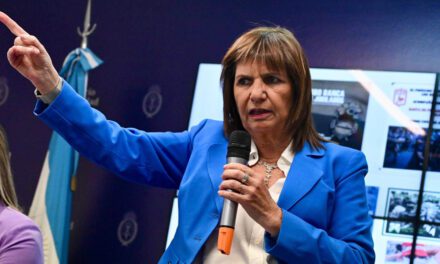Las fábulas de Patricia Bullrich para justificar su manual represivo | Los «barrabravas» en la marcha de los jubilados, el nuevo montaje de la ministra