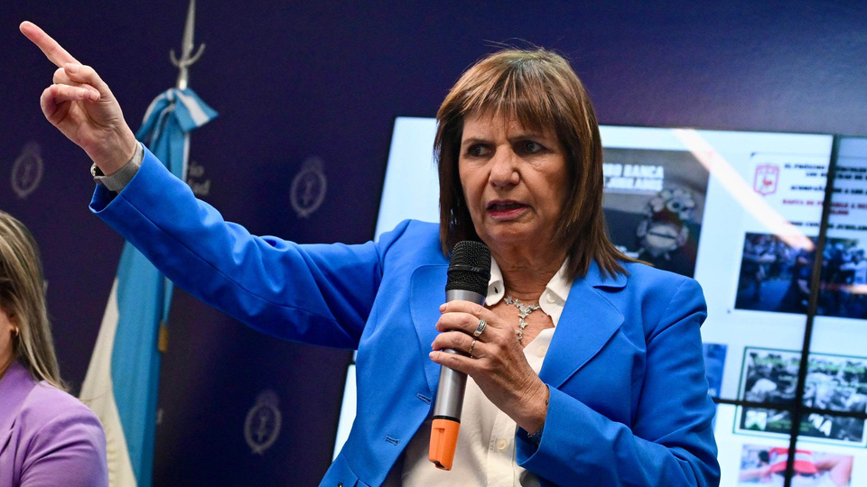 Las fábulas de Patricia Bullrich para justificar su manual represivo | Los «barrabravas» en la marcha de los jubilados, el nuevo montaje de la ministra