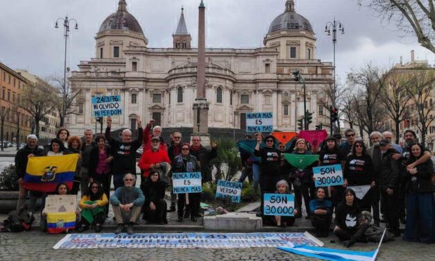 Para iluminar el recuerdo de los desaparecidos | Se encendió el Faro de Roma, en Italia, para homenajear a las víctimas de la dictadura