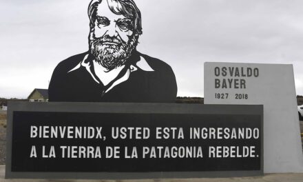 Más negacionismo: a un día del 24 de marzo, el Gobierno demolió un monumento a Osvaldo Bayer | Era un homenaje al autor de La Patagonia Rebelde