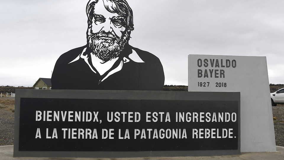 Más negacionismo: a un día del 24 de marzo, el Gobierno demolió un monumento a Osvaldo Bayer | Era un homenaje al autor de La Patagonia Rebelde