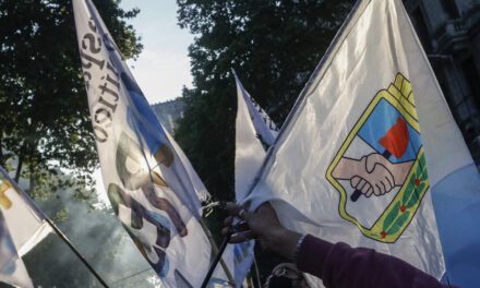 Con la pelota en la cancha del peronismo | Las incógnitas en Provincia de Buenos Aires, pese a la caída de La Libertad Avanza