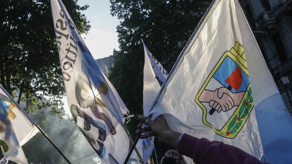Con la pelota en la cancha del peronismo | Las incógnitas en Provincia de Buenos Aires, pese a la caída de La Libertad Avanza