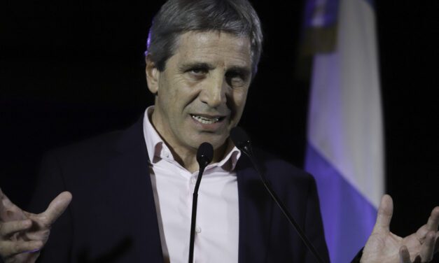 «Toto» Caputo al borde del precipicio: «No hay suficientes pesos para correr al dólar» | El ministro intentó calmar a los mercados