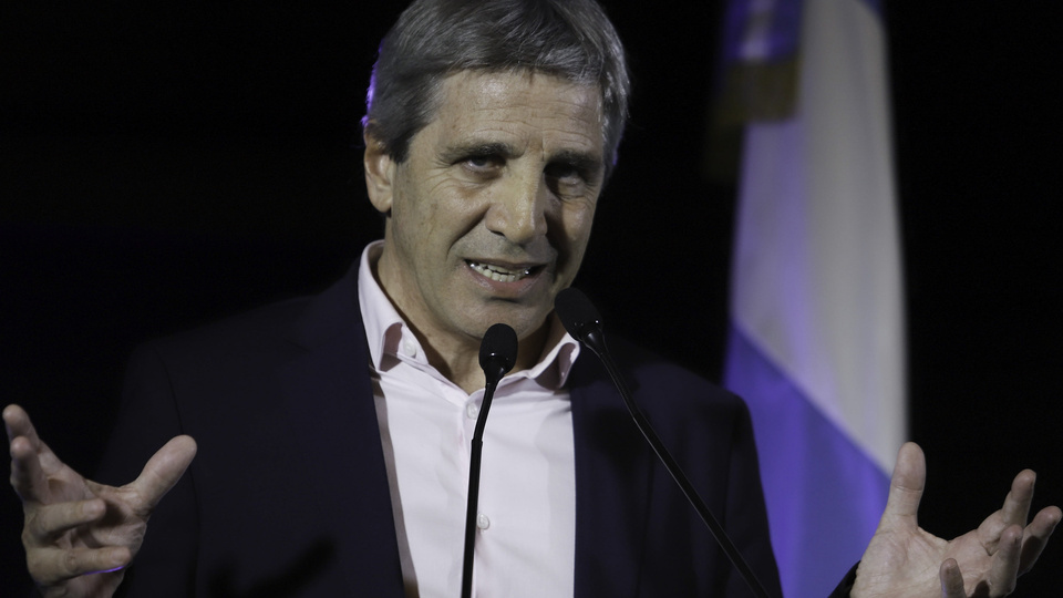 «Toto» Caputo al borde del precipicio: «No hay suficientes pesos para correr al dólar» | El ministro intentó calmar a los mercados