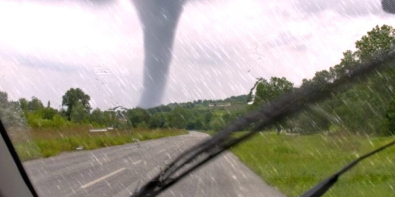 El dramático momento en que una mujer sobrevive en su auto a un tornado en Florida