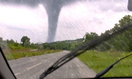 El dramático momento en que una mujer sobrevive en su auto a un tornado en Florida