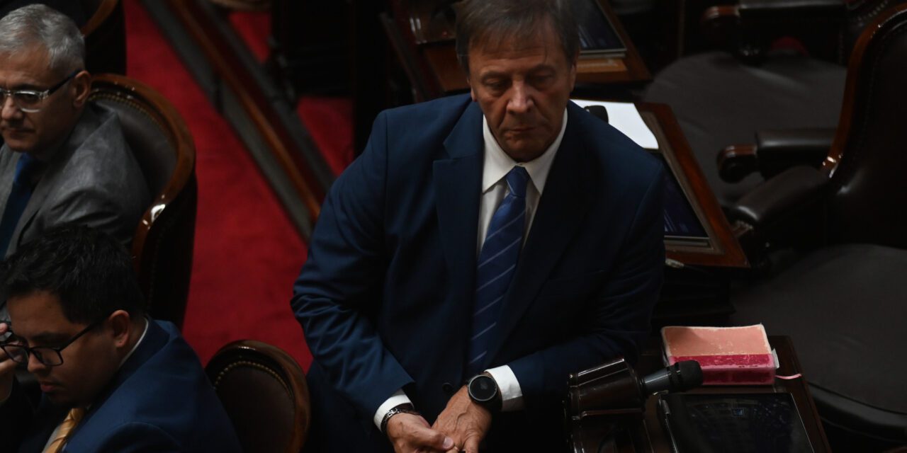«No soy besuqueiro», respondió Oscar Zago cuando le preguntaron por la insólita propuesta de Almirón de darle un pico
