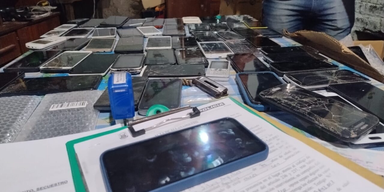 Allanamiento en Villa Ramos: secuestran más de 50 celulares y un arma de fuego