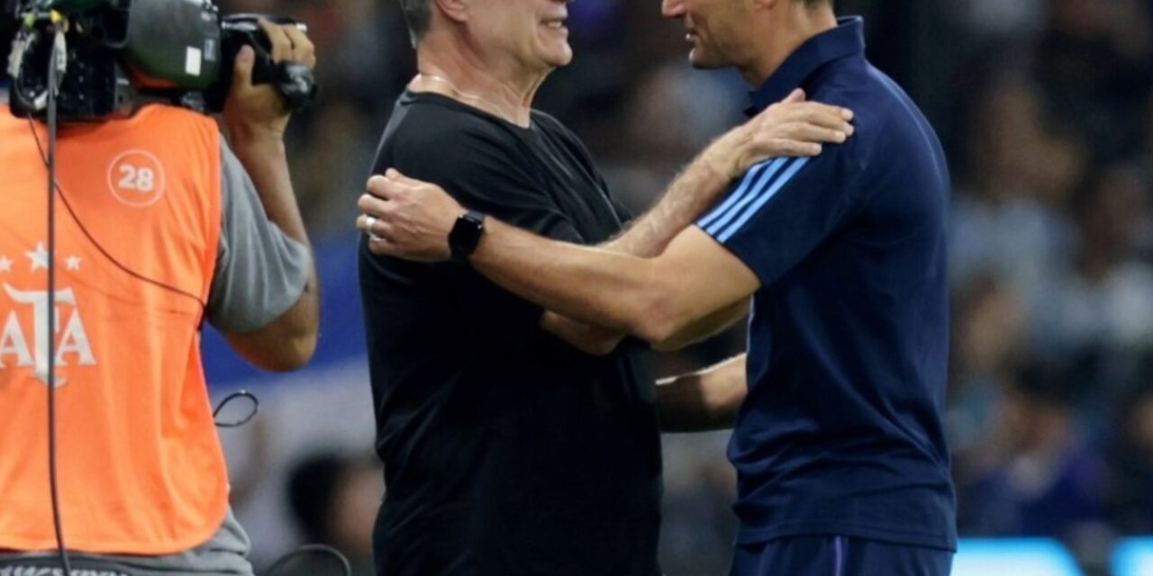 Scaloni quiere bajar del póster a Bielsa para tomarse revancha de la masterclass del Loco en la Bombonera