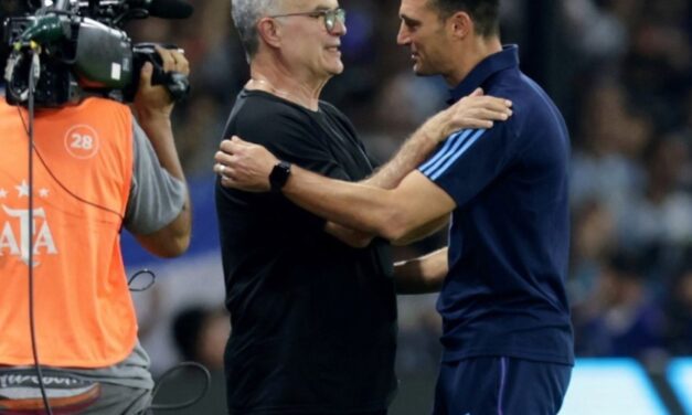 Scaloni quiere bajar del póster a Bielsa para tomarse revancha de la masterclass del Loco en la Bombonera