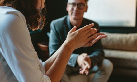 Frases inteligentes que las personas brillantes usan para finalizar una conversación educadamente