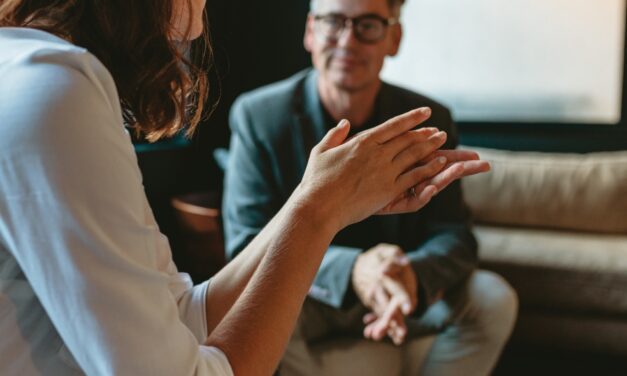 Frases inteligentes que las personas brillantes usan para finalizar una conversación educadamente